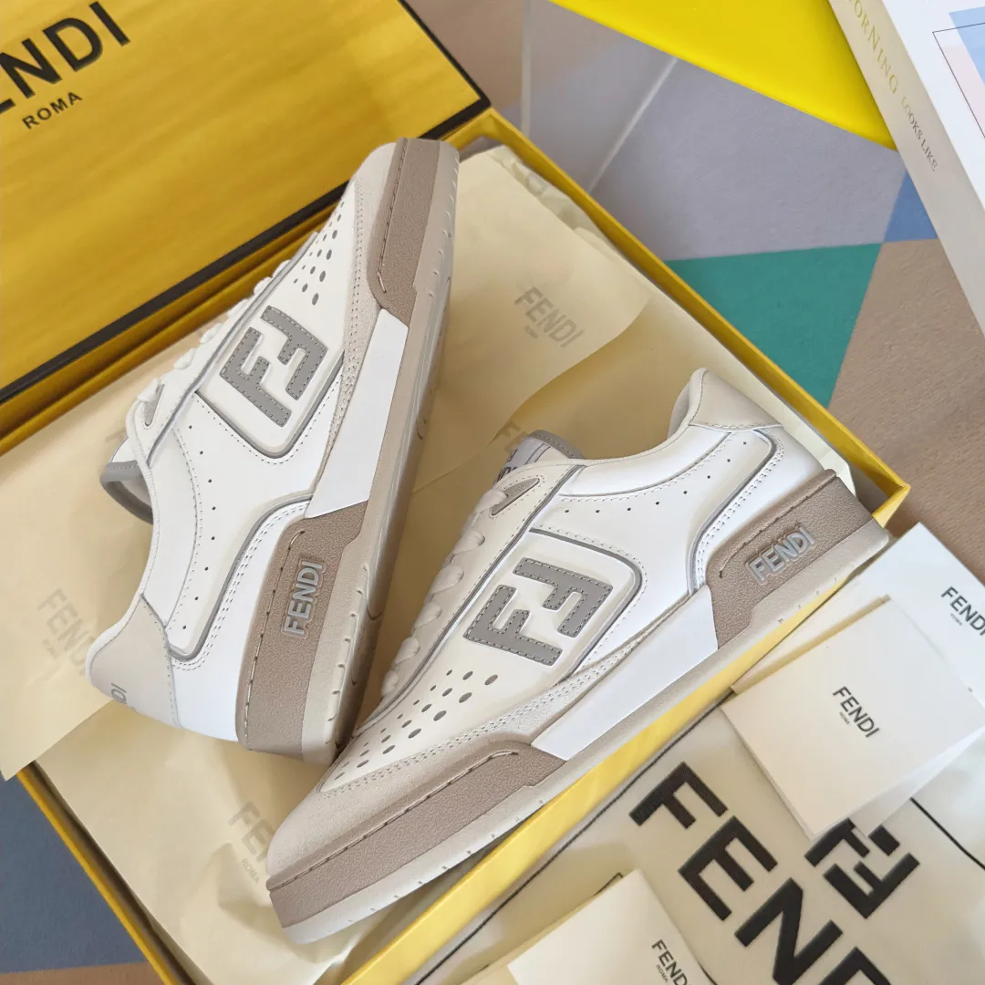 【FENDI】Top P: 740💰 Leather Couple Size: Women's 35-41 / Men's 39-45 Top version: Fendi Fendi match series Couple's Film Casual Sports Shoes Sneakers Original purchase, development, production of these FENDI Match lace-up sneakers. Small perforations accent the upper. Made of white leather with beige suede details. Matcha green leather FF applique. Rubber sole with FENDI lettering on the side. Comes with exquisite packaging at the counter🛍📦 ▪️ Fabric: Original custom imported first-layer cowhide ▪️ Lining: Imported custom breathable mesh ▪️ Sole: Original molded TPU two-color combination sole ▪️ Sole thickness: 3CM.